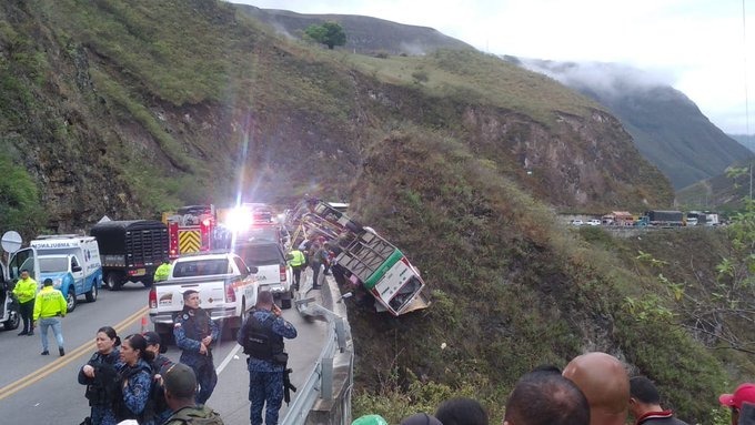 Grave accidente de tránsito en Nariño: 20 personas habrían muerto En el departamento de Nariño, se presentó un grave accidente en la vía panamericana de Pasto que conduce a Cauca. Un bus de servicio público chocó contra una montaña y se volcó.