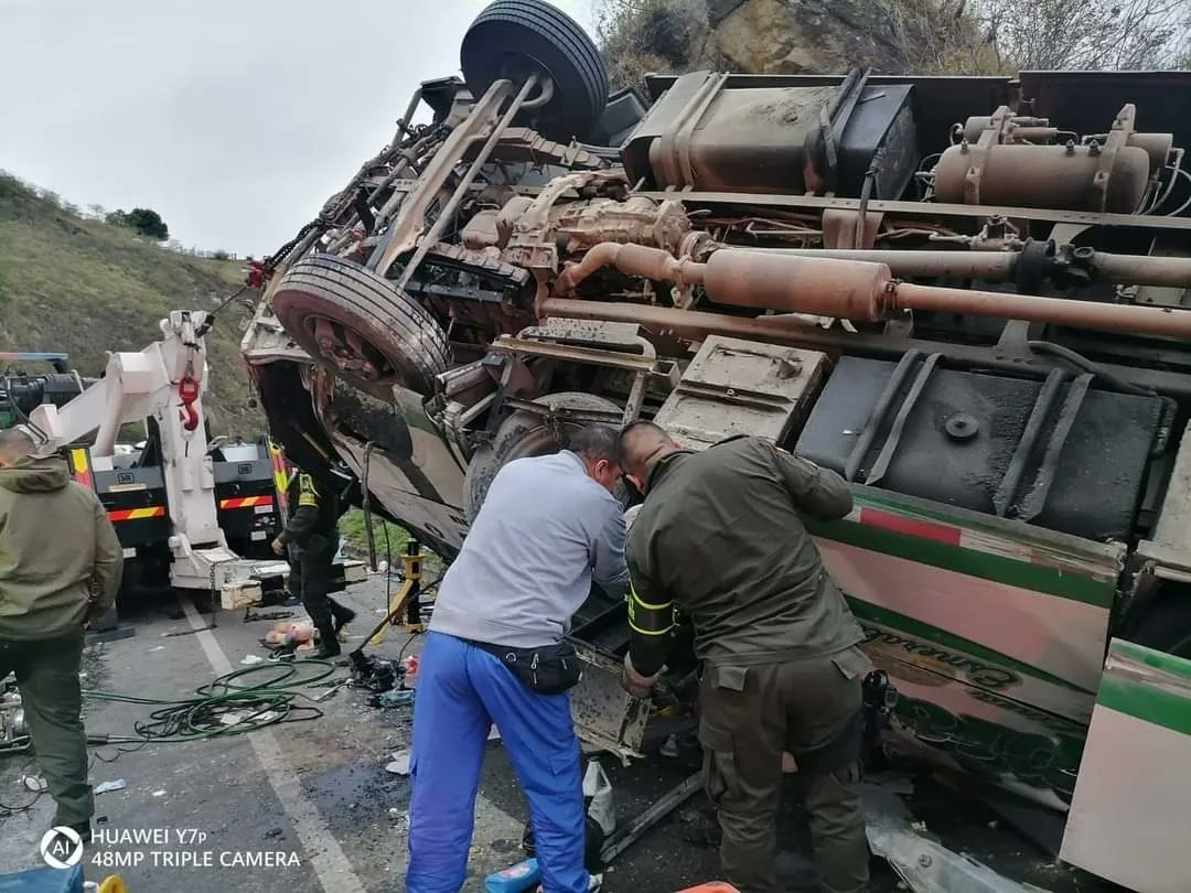 Grave accidente de tránsito en Nariño: 20 personas habrían muerto En el departamento de Nariño, se presentó un grave accidente en la vía panamericana de Pasto que conduce a Cauca. Un bus de servicio público chocó contra una montaña y se volcó.