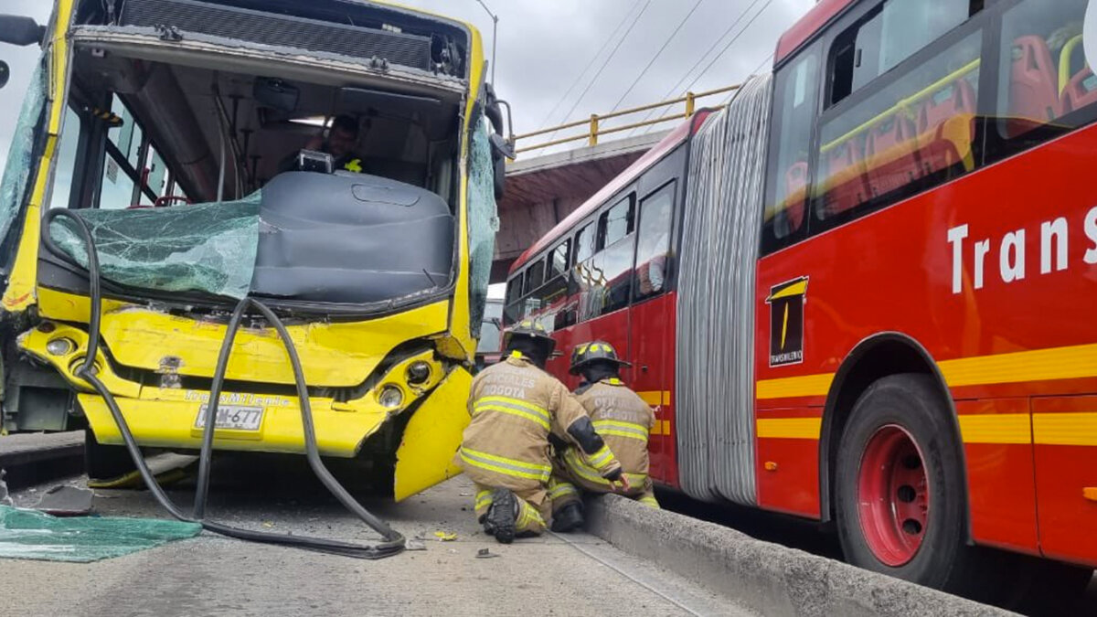Lo que originó el accidente de los buses de TransMilenio La mañana de este lunes se presentó un aparatoso accidente de tránsito entre tres articulados de TransMilenio que dejó 14 personas heridas, entre las que se encuentra una mujer en estado de embarazo.