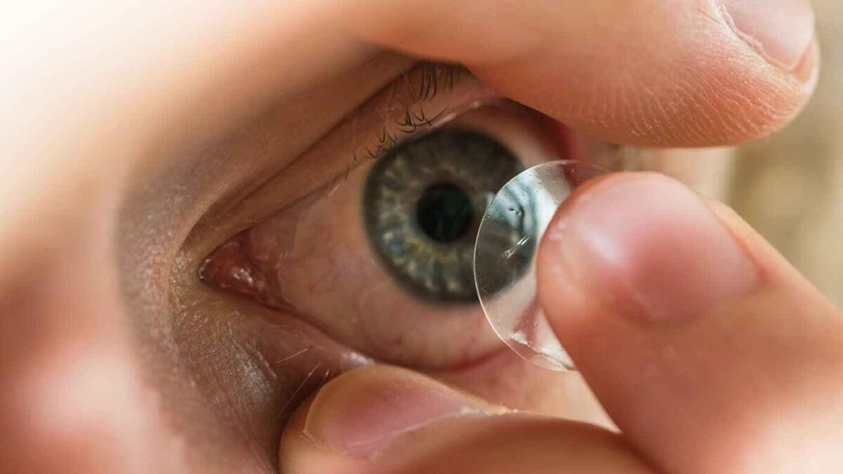 ¡Casi se queda ciega! Mujer tenía 26 lentes de contacto en un ojo Descuidada mujer por poco se queda ciega al olvidar quitarse los lentes de contacto. La señora, de 70 años, empezó a sentir molestia en uno de sus ojos y tenía dificultad para ver, por lo que acudió a urgencias.