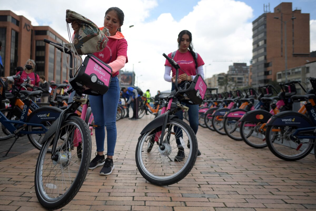 Quejas por lo carísimo del sistema de bicicletas compartidas "Está más barato transportarse en TransMilenio", "triste el costo de las bicicletas compartidas 'públicas'”, "si tengo para alquilar una bicicleta mejor compro una", se quejaron algunas personas a través de redes luego de la inauguración del sistema de bicicletas compartidas el pasado viernes en Bogotá.