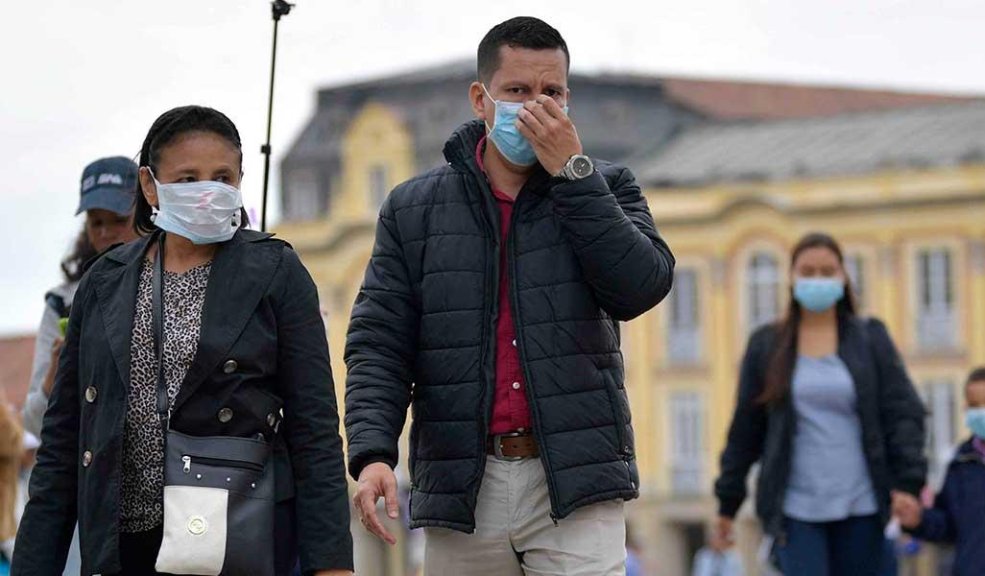 Va a suceder otra vez: Tapabocas podría volver a ser obligatorio en Bogotá ¿Cómo así que el tapabocas otra vez va a ser obligatorio en Bogotá?, pues resulta que la alcaldesa mayor, Claudia López, dijo que las enfermedades respiratorias van en aumento.