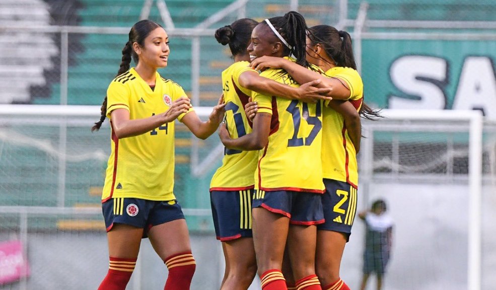 Las 'superpoderosas' vencieron a Paraguay La presión de las jugadoras de la tricolor hizo efecto en sus rivales, pues el equipo paraguayo tuvo varios errores que les cobró factura.