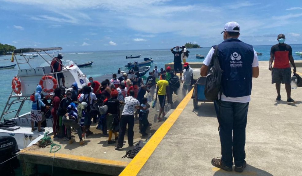 Unos 10.000 migrantes rumbo a EE.UU. están bloqueados en puerto de Colombia Al menos 10.000 migrantes con rumbo a Estados Unidos están bloqueados en un puerto del norte de Colombia, informó este lunes un medio local.