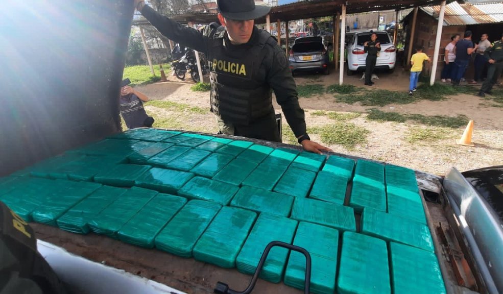 Policía encontró una camioneta modificada para cargar varios kilos de coca En una vía cerca de Bogotá, la Policía Antinarcóticos encontró un vehículo de gama alta que transportaba cocaína, lo más impresionante del caso, es que la camioneta fue modificada en el techo de la carrocería con un sistema para acceder a la caleta.