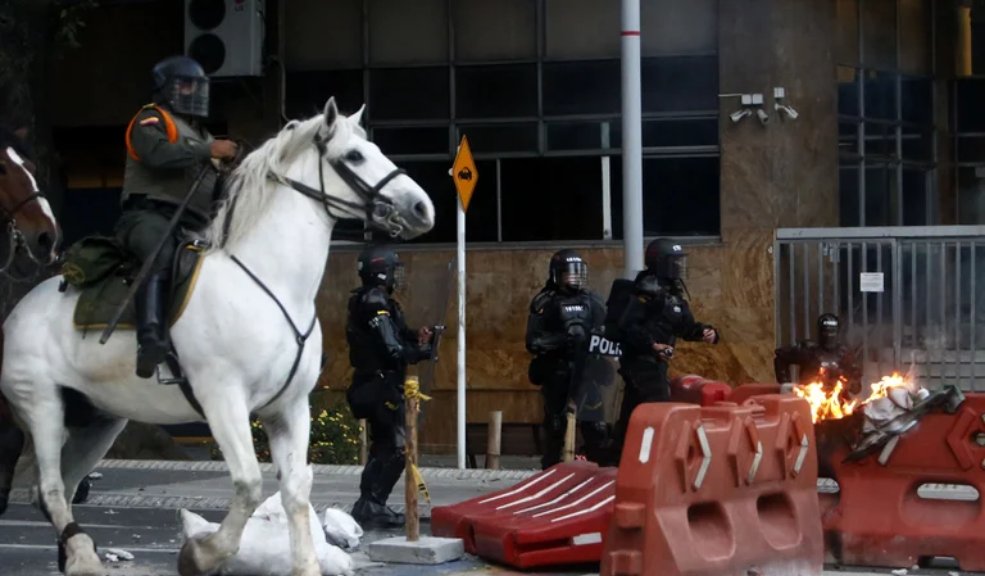 Procuraduría pidió que no se usen caballos para controlar manifestaciones Igualmente, aclaró la entidad que no se trata de prohibir la crianza de caballos por parte de la Policía Nacional, sino restringir su participación en manifestaciones públicas.