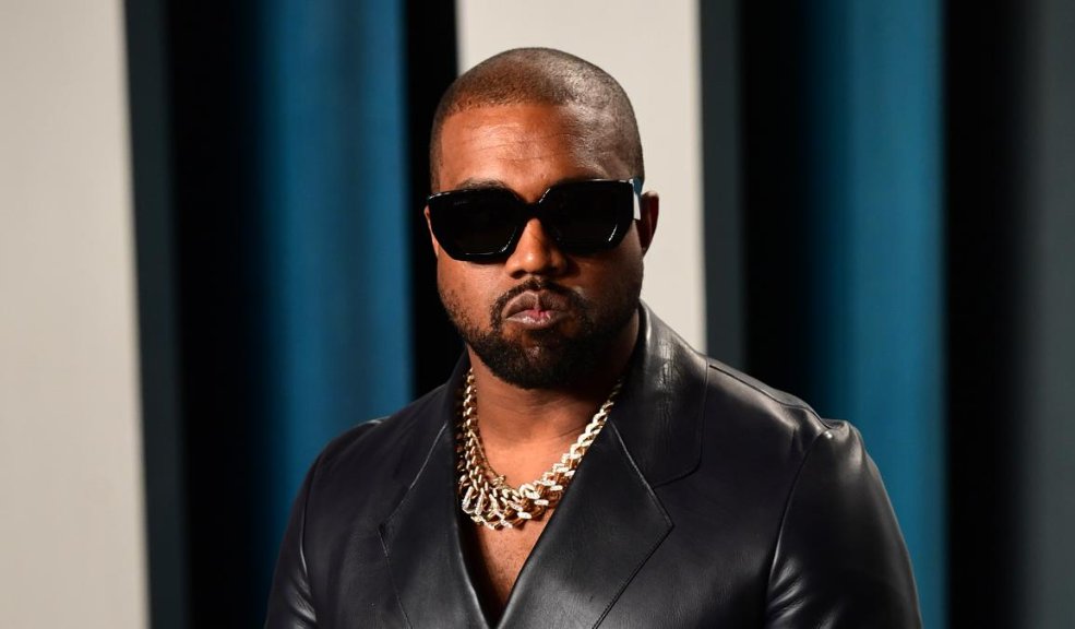 Adidas le dice chao a Kanye West tras comentarios racistas Con una mala noticia se levantó este martes, el rapero estadounidense, Kanye West, pues la empresa alemana de equipamiento deportivo Adidas, le notificó que le pone fin a la colaboración mutua, luego de enterarse de sus comentarios antisemitas y racistas.