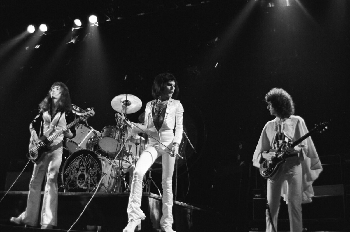 Queen publica una canción inédita con la voz de Freddie Mercury La banda de rock británica Queen ha lanzado una canción con la voz de su cantante Freddie Mercury, fallecido en 1991, por primera vez en ocho años. 'Face It Alone' se grabó en 1988 y originalmente tenía la intención de aparecer en el álbum 'The Miracle', pero nunca llegó a publicarse.