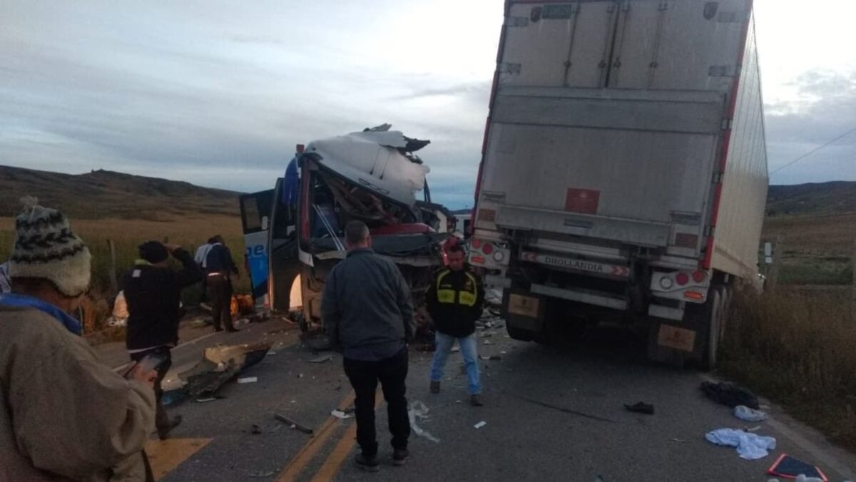 Trágico accidente: 5 muertos tras choque entre bus y tractomula en Santander A través de un comunicado de prensa, la Policía confirmó que el accidente deja hasta el momento cinco personas muertas, entre ellas un menor de edad, y 21 heridas.