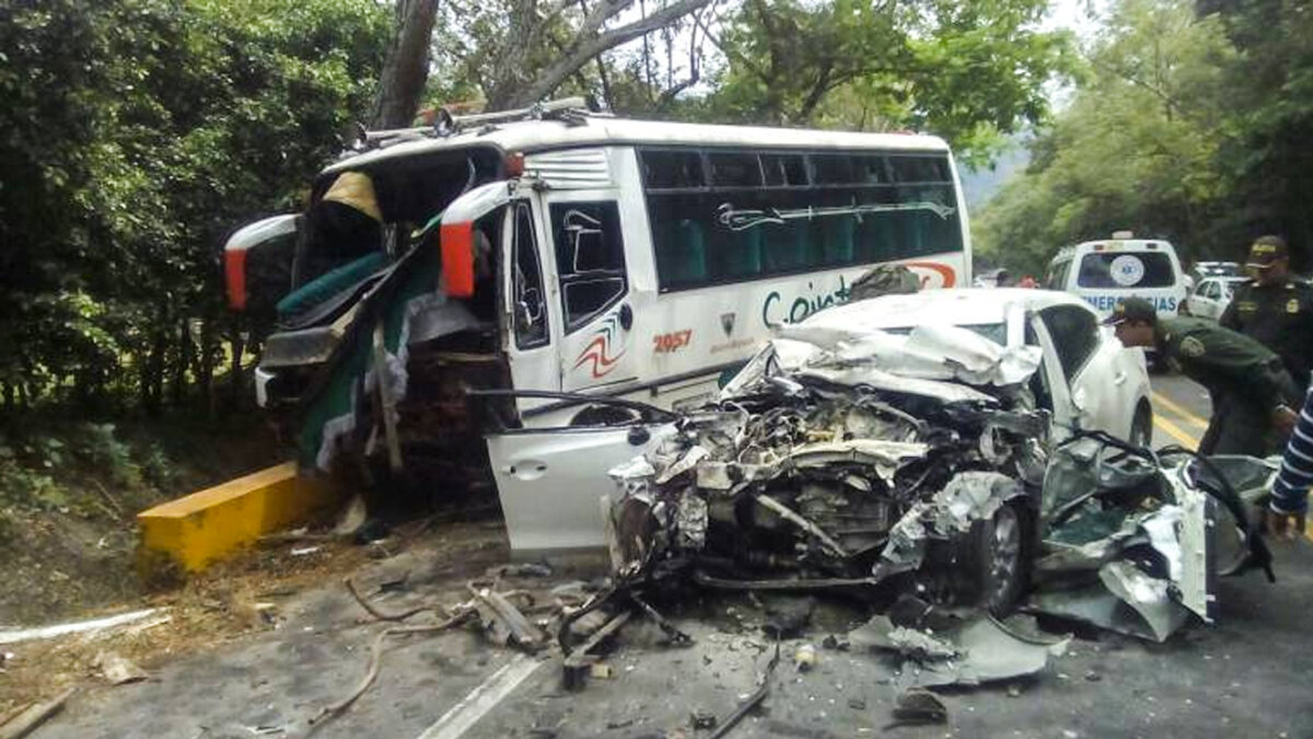 Trágico accidente en el Tolima: cuatro muertos y 14 heridos En la tarde de este viernes se registró un grave accidente en las vías de Chaparral (Tolima). El saldo preliminar es de cuatro fallecidos y de 14 lesionados.