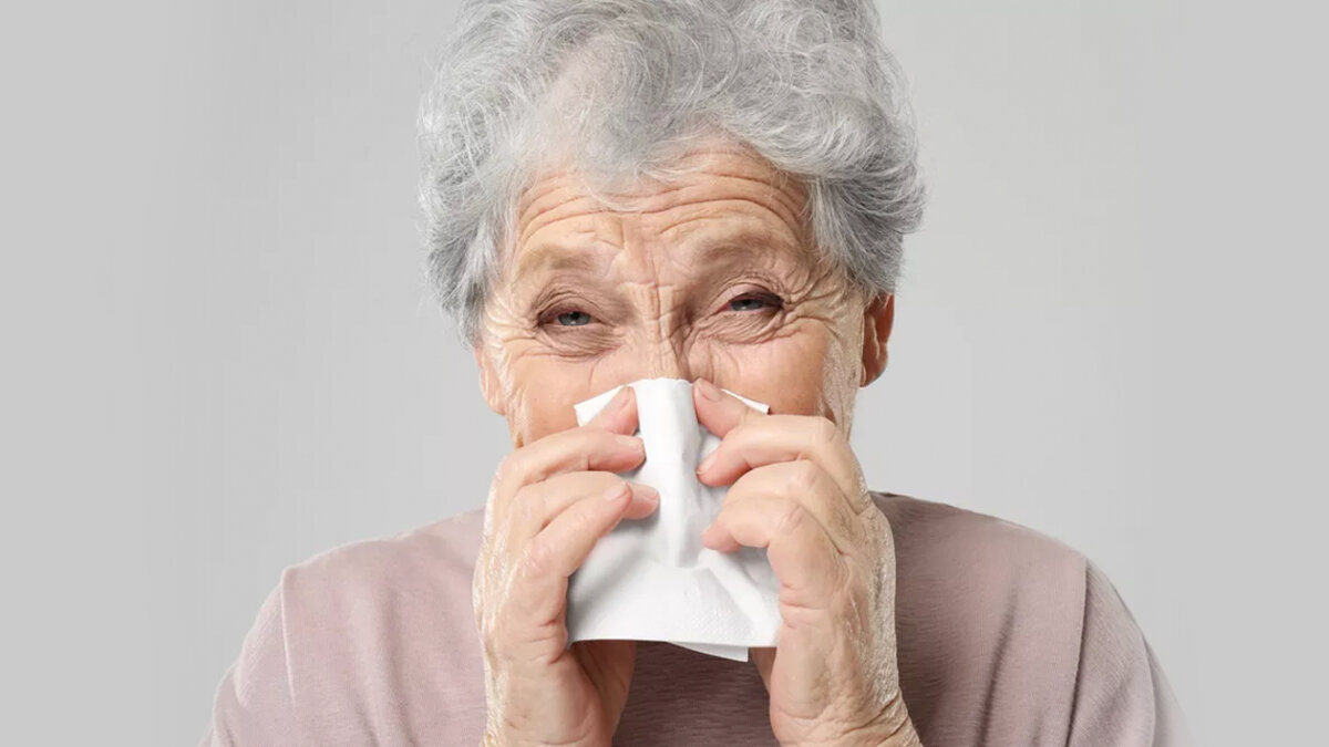Pilas a la tos en los adultos mayores Cuando la tos dura más de tres semanas puede tratarse de una tos crónica, y detrás puede haber otros trastornos de salud como bronquitis o reflujo gastroesofágico, entre otros.