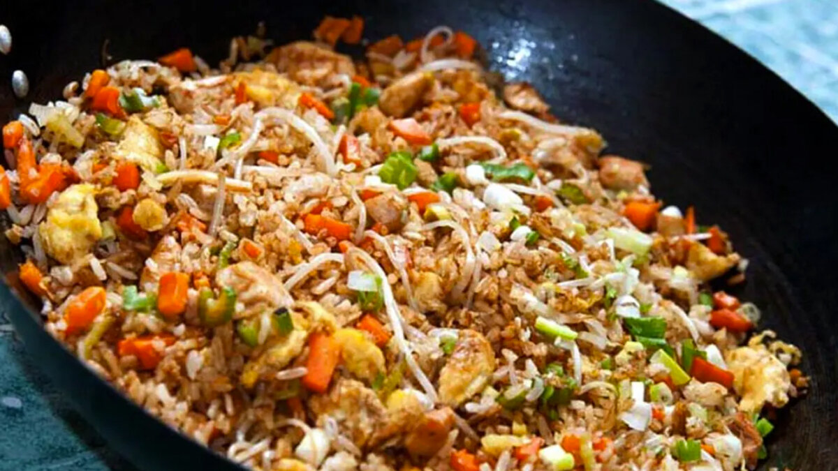 Receta para hacer un arroz muy oriental Estas verduras salteadas al estilo chino, mezcladas con arroz, son la cena rápida más saludable que existe. Solo necesitamos unos pocos ingredientes para conseguir un plato de restaurante.