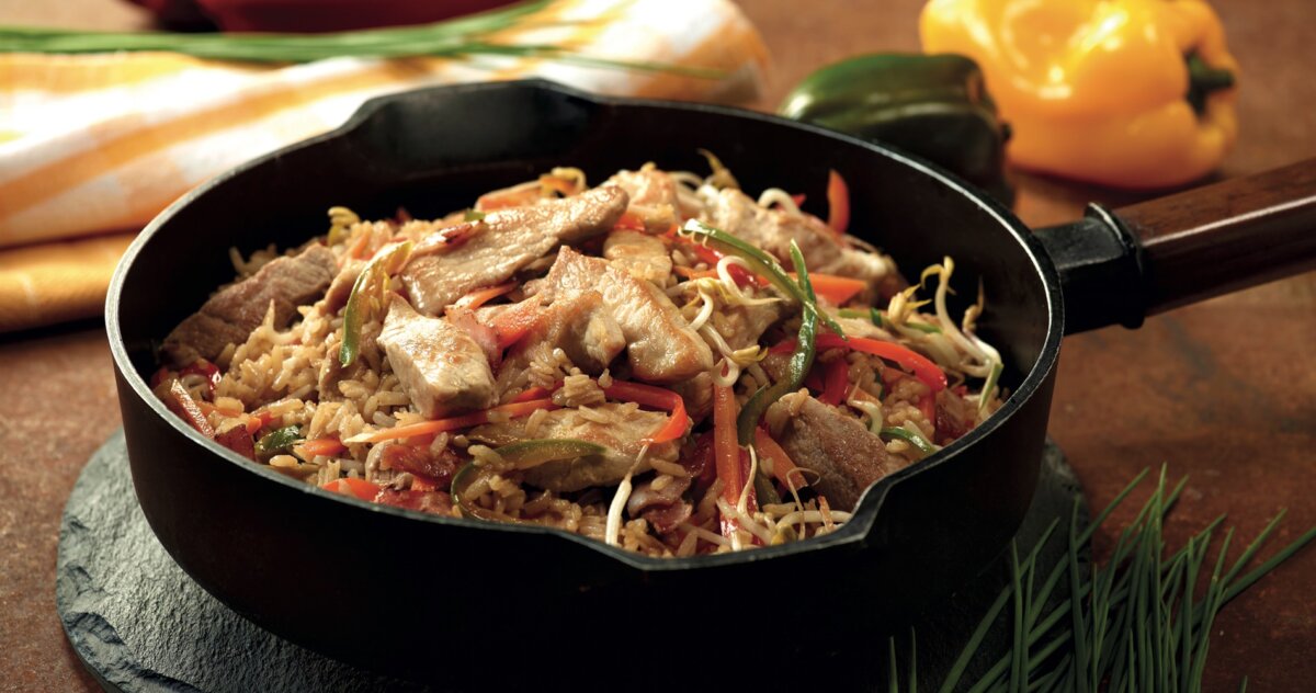 Receta para hacer un arroz muy oriental Estas verduras salteadas al estilo chino, mezcladas con arroz, son la cena rápida más saludable que existe. Solo necesitamos unos pocos ingredientes para conseguir un plato de restaurante.