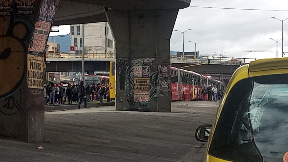 Trancón en la NQS por choque de 3 buses de TransMilenio A esta hora se presenta un monumental trancón sobre la Avenida NQS (carrera 30) todo por cuenta de un múltiple accidente de tránsito que se registró en el carril exclusivo de TransMilenio.