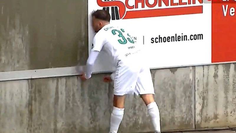 EN VIDEO: Impresionante golpe de futbolista contra muro en pleno partido Un jugador de fútbol alemán vivió uno de sus peores momentos cuando tras ir corriendo a gran velocidad en pleno partido, terminó chocando fuertemente contra un muro al final de la cancha.