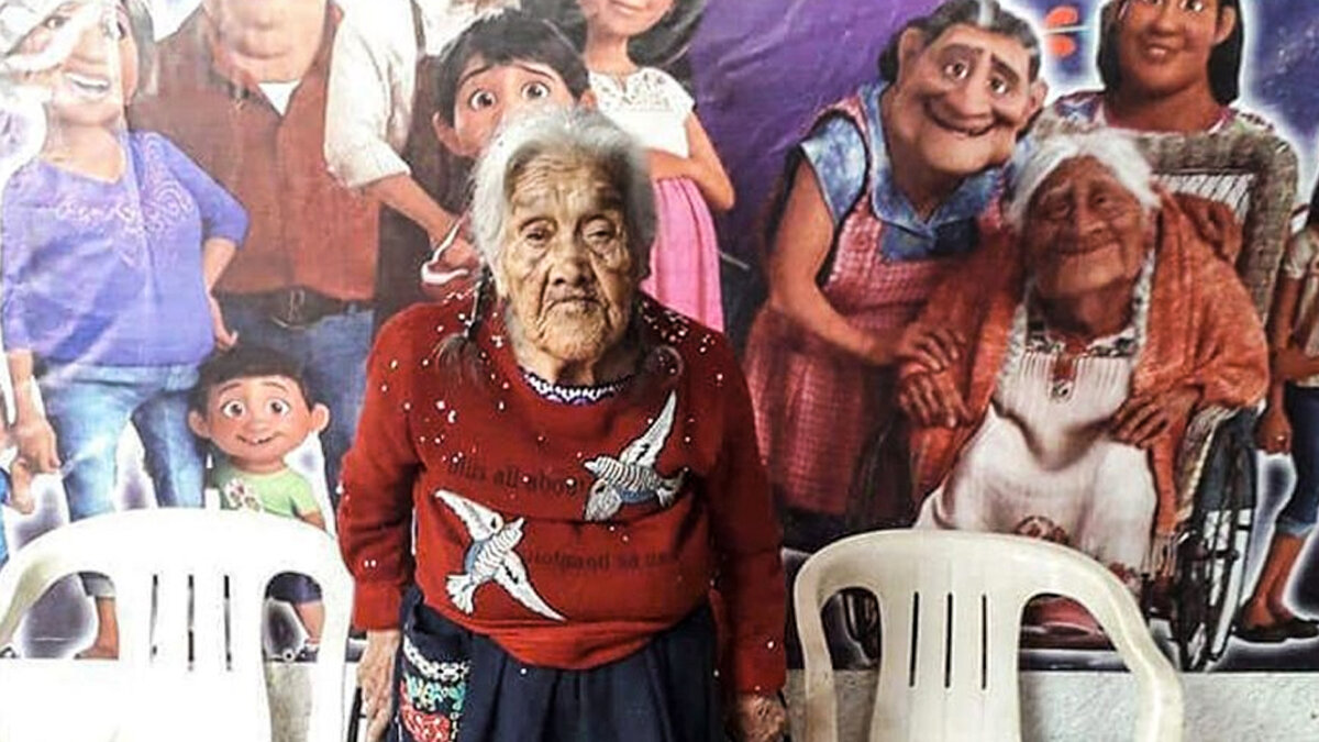 Murió 'Mamá Coco', la abuelita que inspiró la famosa película de Disney La abuelita que inspiró al famoso personaje de Mamá Coco en la película de Disney, falleció el pasado domingo, en su pueblo natal, el Estado mexicano de Michoacán, México.