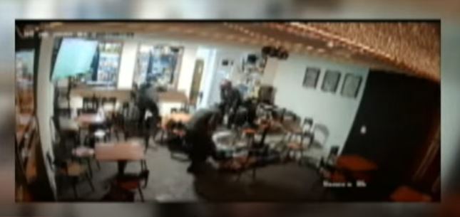 Violento atraco en bar de Normandía Cinco pillos, con armas de fuego y utilizando cascos de motos, ingresaron a un bar ubicado en el barrio Normandía, de la localidad de Engativá, para intimidar a cuatro clientes que se encontraban en el lugar.