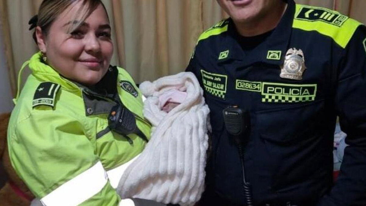 Policías trajeron al mundo a un bebé en Bosa Tras una llamada de emergencia, policías de la localidad de Bosa atendieron un parto y trajeron al mundo a un bebé.