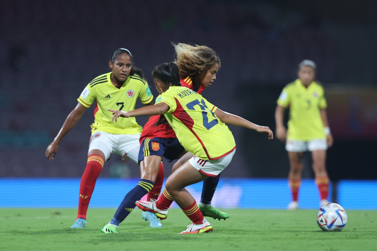 Dolorosa derrota de Colombia en su debut, en el Mundial Femenino Sub 17 La Selección Colombia Femenina debutó con derrota en el Mundial Sub 17 que se realiza en la India. Pese a jugar un reñido partido frente a la actual campeona, España, la 'Tricolor' cayó este miércoles 1-0.