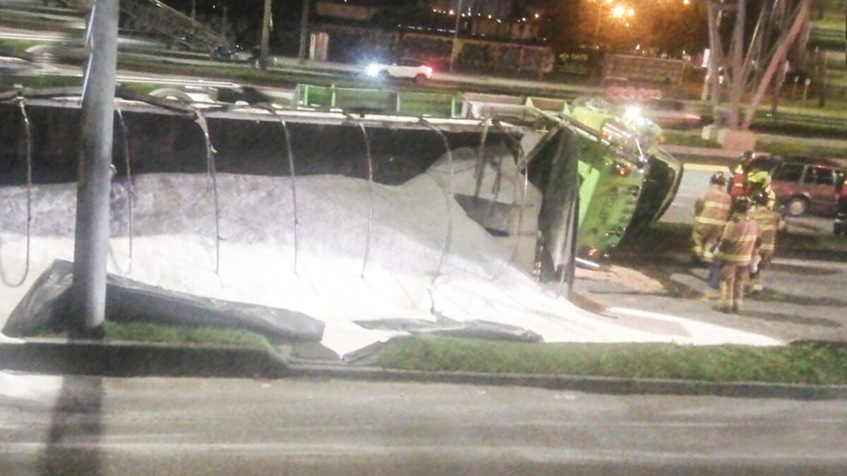 Tractocamión se volcó y formó tremendo trancón en Bogotá Varios conductores de la capital se vieron perjudicados en la mañana de este lunes 17 de octubre, luego de que un enorme tractocamión se volcara en la localidad de Usaquén.