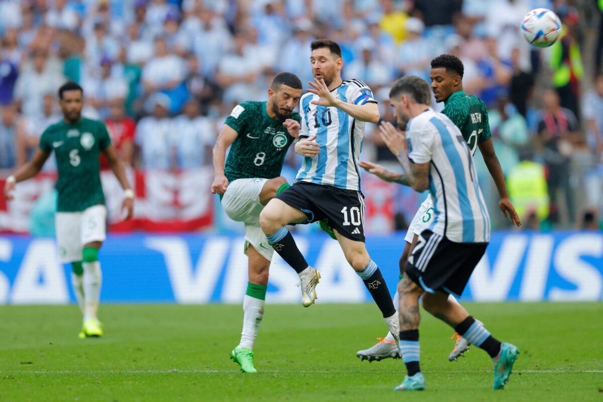Arabia Saudita sacude al mundo: tumbó a Argentina Argentina sufrió una derrota tan dolorosa como inesperada ante Arabia Saudita por 2-1 en su debut en el Mundial-2022, este martes en Lusail, y el equipo de Lionel Messi se complica de entrada su futuro en la competición.