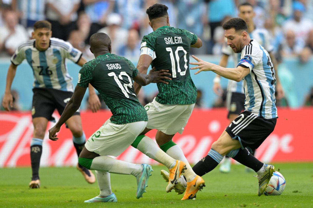 Arabia Saudita sacude al mundo: tumbó a Argentina Argentina sufrió una derrota tan dolorosa como inesperada ante Arabia Saudita por 2-1 en su debut en el Mundial-2022, este martes en Lusail, y el equipo de Lionel Messi se complica de entrada su futuro en la competición.