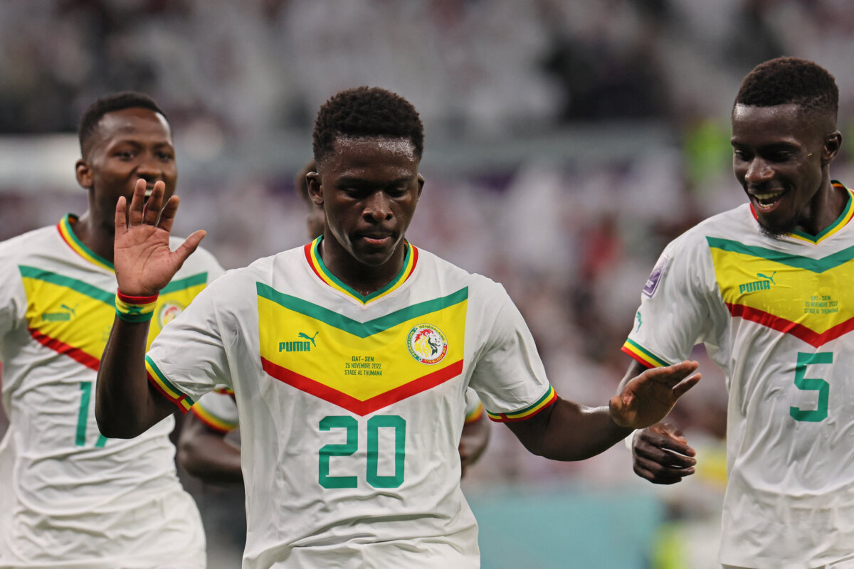 Los 'leones' africanos se llevaron la victoria ante Catar Senegal tomó oxígeno este viernes en el Mundial al ganar en Doha por 3-1 a Catar, que pone un pie fuera de 'su' torneo tras sólo dos encuentros contados por derrotas.