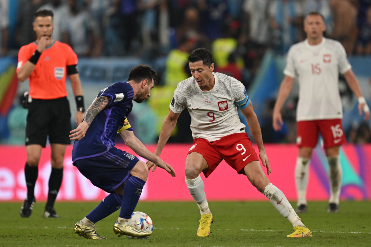 Argentina y Polonia clasifican a octavos de final del Mundial Argentina confirmó su recuperación y derrotó este miércoles 2-0 a Polonia, logrando el billete a los octavos de final del Mundial de Catar y además como líder del grupo C, en un partido en el que Lionel Messi había fallado un penal.