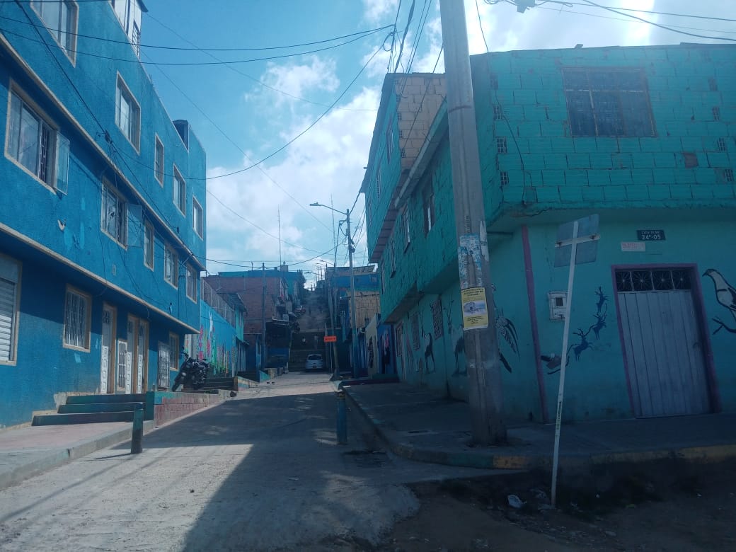 En riña asesinaron a la bella Yeimy en Ciudad Bolívar En medio de una violenta riña, ocurrida este fin de semana en un sector de invasión ubicado en la parte alta de Ciudad Bolívar, una joven de 24 años murió en un centro asistencial luego de recibir una mortal puñalada por la espalda.