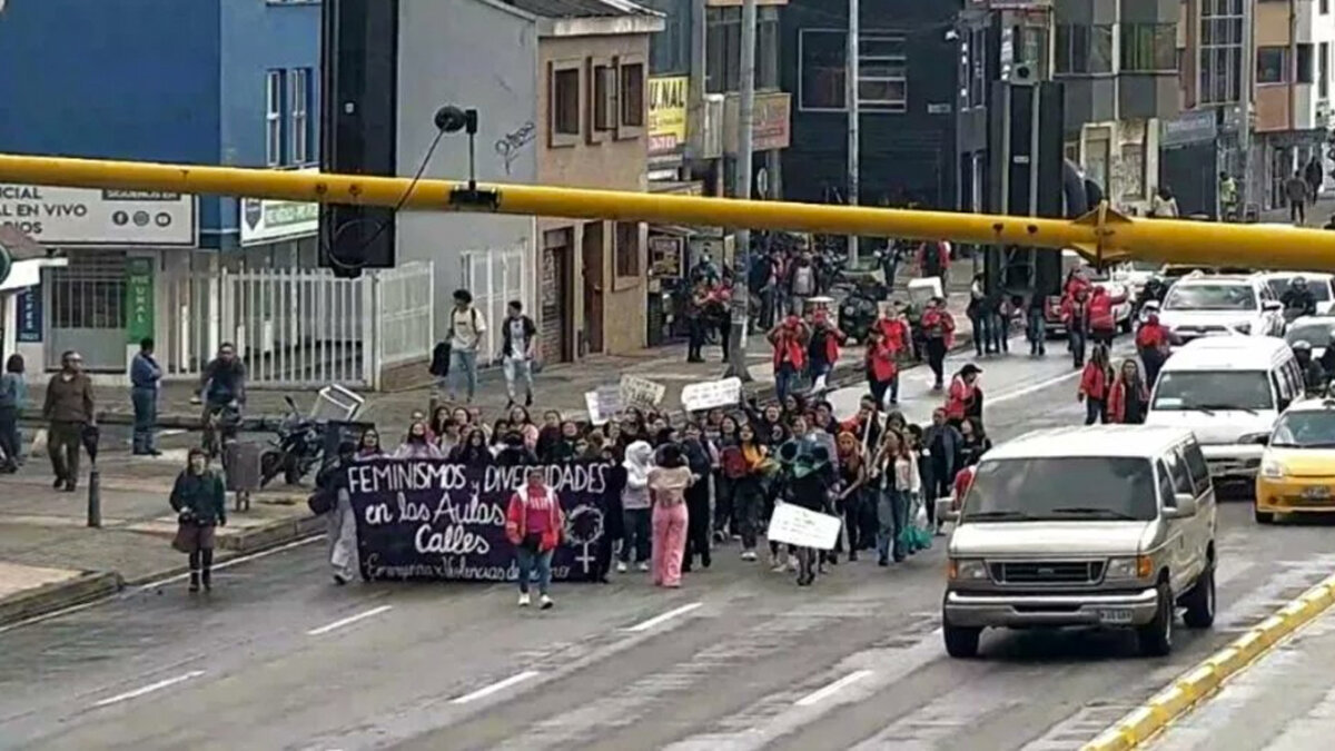Así avanzan las marchas en Bogotá En conmemoración al Día Internacional de la Eliminación de la Violencia contra la Mujer, el colectivo de feministas preparó varias marchas para este viernes en la tarde en diferentes puntos de la capital, pues aseguran que buscan que se haga justicia en los casos de violencia de género y abuso sexual que tienen azotadas a cientos de mujeres en cada rincón del país.