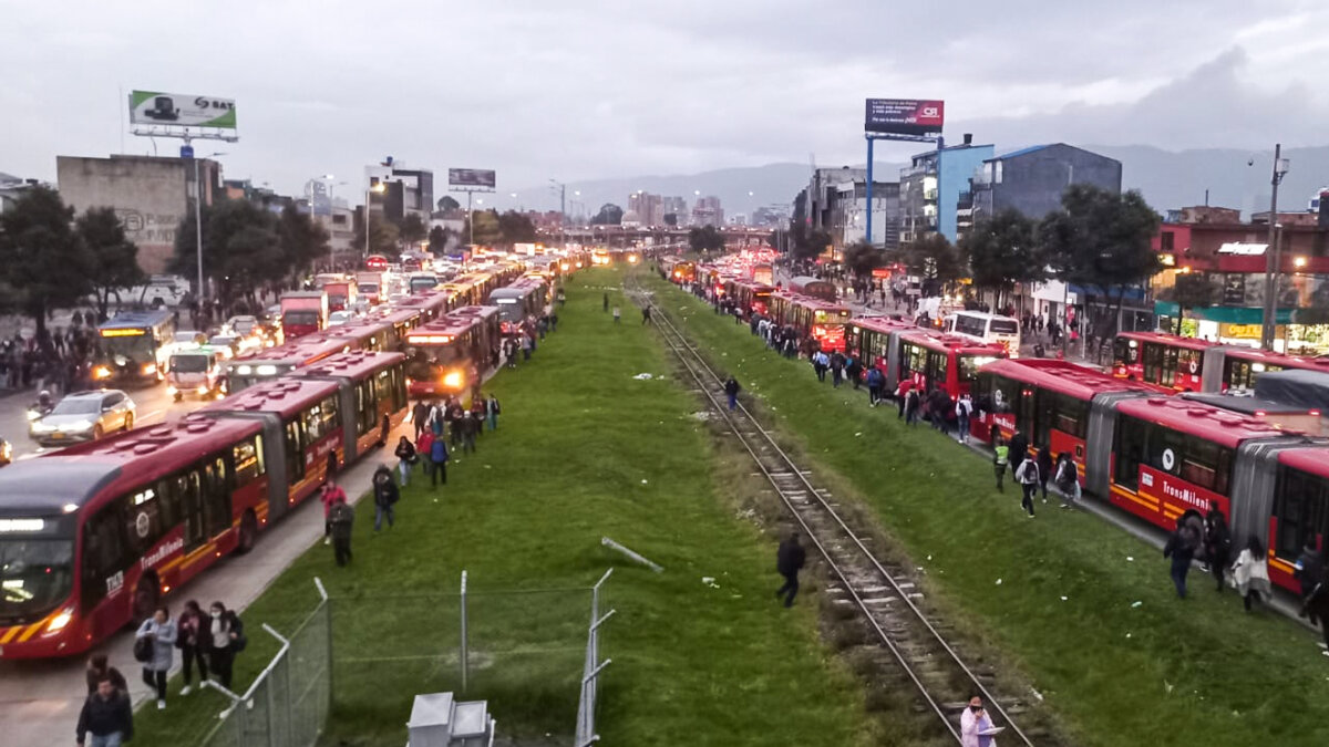 Así está la movilidad en Bogotá por manifestaciones por abuso sexual en bus del Sitp Bogotá vive este martes una nueva jornada de manifestaciones por el abuso de una joven en un bus del Sitp, situación que causó un grave colapso a la movilidad en diferentes puntos de la ciudad.