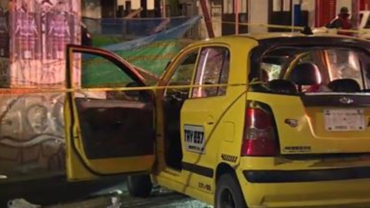 Bandidos atracaron a taxista que se estrelló en el centro de Bogotá En las horas de la noche de este domingo, dos taxistas se estrellaron en pleno centro de Bogotá y los pillos no desaprovecharon la oportunidad para robar a uno de los conductores.