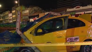 Bandidos atracaron a taxista que se estrelló en el centro de Bogotá En las horas de la noche de este domingo, dos taxistas se estrellaron en pleno centro de Bogotá y los pillos no desaprovecharon la oportunidad para robar a uno de los conductores.