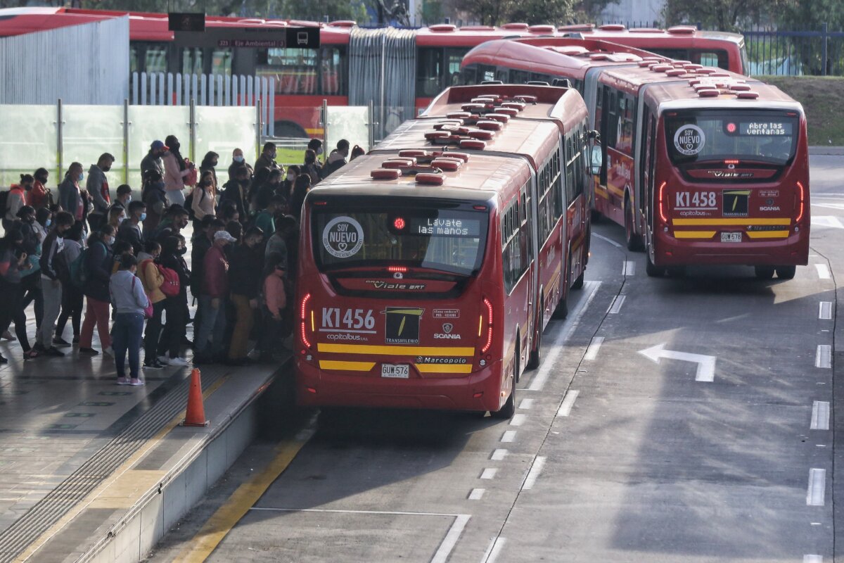 Listo el decreto que incrementa las tarifas de TransMilenio y Sitp La alcaldesa encargada de Bogotá, Edna Bonilla, firmó el decreto 004 de 2023, en el que se establecen las nuevas tarifas para el servicio de transporte masivo en la capital, las cuales tendrán un aumento del 12,53 %, por debajo de la inflación.