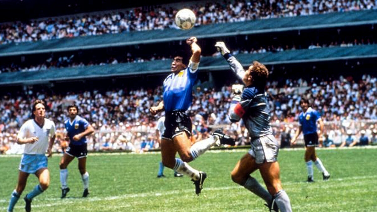 El mítico balón de 'La mano de Dios' de Maradona se vendió por una millonada El balón que Diego Maradona encajó en la red contraria con el puño izquierdo, que le dio la ventaja para los albicelestes en la Copa del Mundo de 1986, fue subastado.