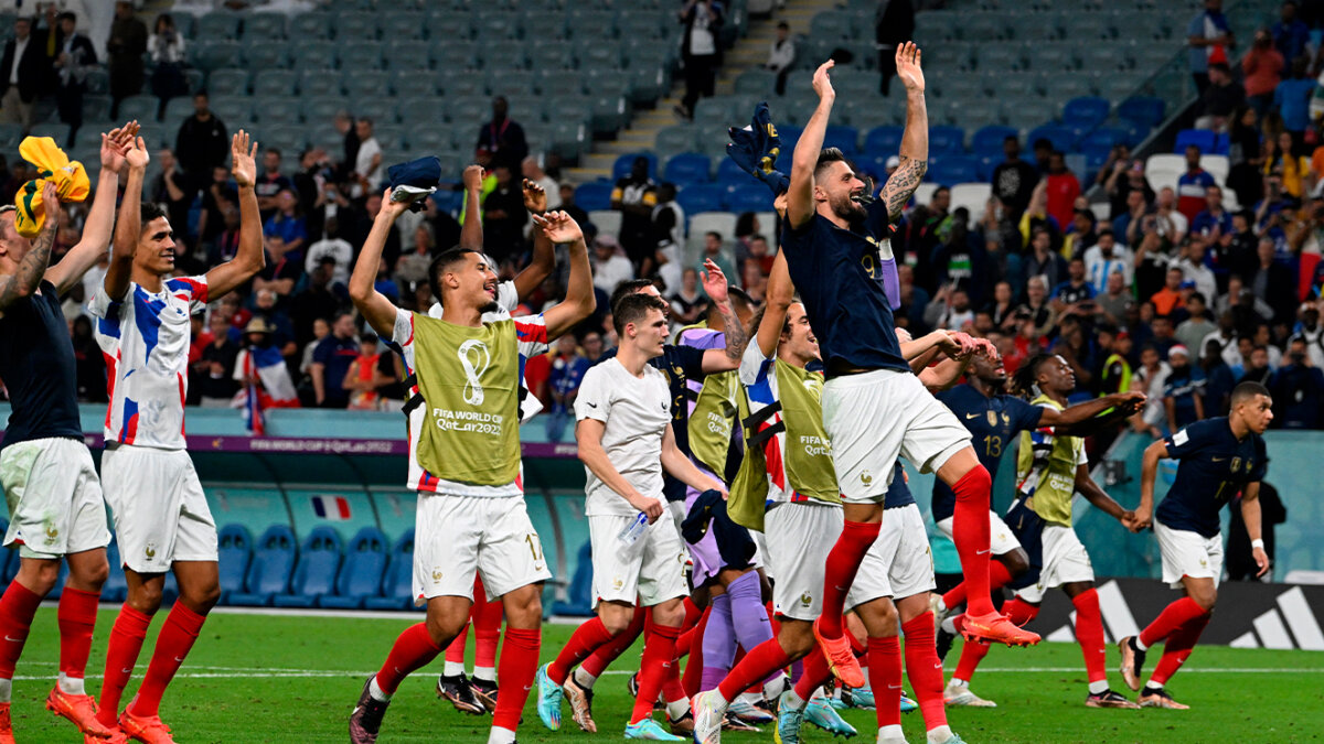 Francia arrasó 4-1 a Australia Francia, vigente campeona del mundo, comenzó la defensa de su corona con un triunfo 4-1 frente a Australia, este martes en Doha, en un partido en el que Olivier Giroud igualó el récord de Thierry Henry como máximo goleador de la historia de los 'Bleus' (51). 