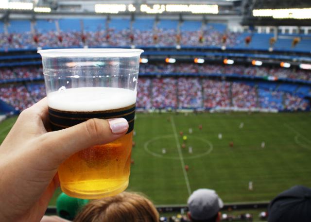 Fútbol sin alcohol: no se venderá cerveza en los estadios de Catar Las autoridades de Catar y de la FIFA anunciaron el viernes 18 de noviembre que no se venderá cerveza ni dentro ni alrededor de los estadios durante el Mundial. La noticia fue dada mediante un comunicado de prensa, publicado dos días antes del arranque de la competición.