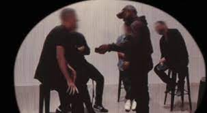 Kanye West le mostraba fotos y videos íntimos de Kim Kardashian a sus conocidos El rapero Kanye West ha mostrado en los últimos años un comportamiento bastante reprochable y polémico, tanto así que Adidas canceló el contrato que tenía con el rapero por sus comentarios antisemitas.