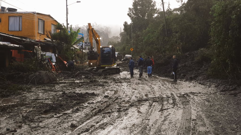 Tragedia en La Calera: encontraron otros dos muertos tras los deslizamientos Las fuertes lluvias en la ciudad de Bogotá y en el municipio de La Calera, en la tarde de este sábado, dejaron un saldo de tres personas fallecidas. En un principio solo se había confirmado la muerte de una joven motociclista que terminó ahogada, pero este domingo se confirmó el hallazgo de dos cuerpos más.