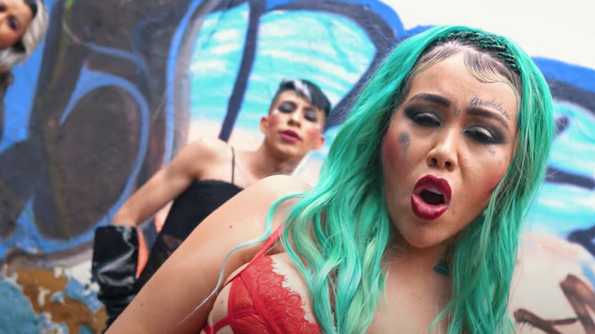Le llueven críticas a Yina por nuevo video: aparece semi desnuda en el Santa Fe La DJ de guaracha, Yina Calderón, es tendencia este viernes en redes sociales todo por cuenta de su última canción, la cual es un remake del famoso vallenato 'Como duele el frío', del cantante José Luis Carrascal.