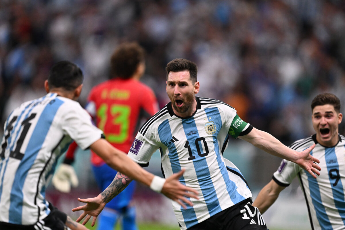 Argentina vence a México 2-0 y sigue viva en el Mundial Lionel Messi dio vida a Argentina cuando más lo necesitaba y condujo a la victoria por 2-0 este sábado a su equipo frente a México, que queda en situación crítica en el grupo C del Mundial de Catar-2022.