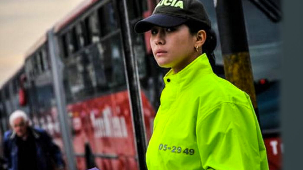 Mujeres policías cuidarán a usuarias de TM para prevenir casos de abuso Este jueves alcaldía y la Policía Metropolitana de Bogotá dieron a conocer las condiciones en las que operará este nuevo cuerpo de uniformadas enfocado exclusivamente en la prevención de abusos contra la mujer en toda la extensión del Sistema Integrado de Transporte Público.