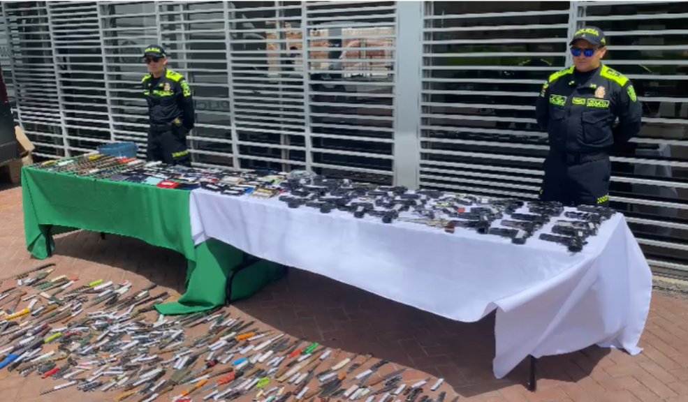 Más de 1.000 pistolas y cuchillos fueron incautados en Bogotá La Policía de Bogotá, realiza diferentes planes de acción, con el fin de reducir el índice de inseguridad, la cual es una piedra en el zapato para la capital del país. En estos controles, han logrado la incautación de armas cortopunzantes y de fuego.