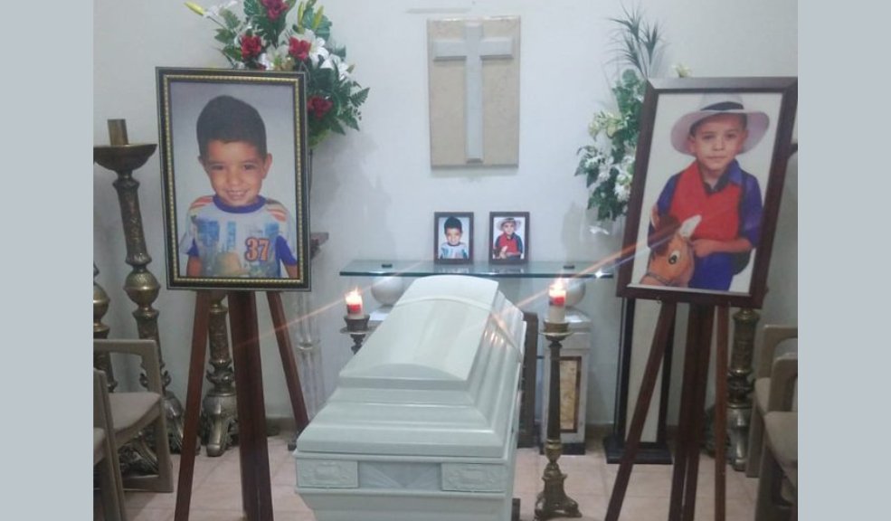 El cuerpo de Maximiliano ya fue entregado a su familia En la mañana de este sábado, 19 de noviembre, Medicina Legal entregó el cuerpo del pequeño Maximiliano Tabares a su familia paterna en Segovia, Antioquia.