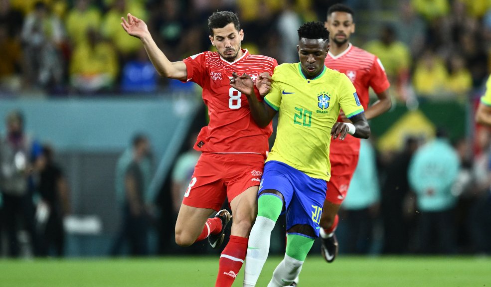 Brasil sufrió, pero ‘metió primera’ y derrotó a Suiza Casemiro espantó los sentimientos de nostalgia hacia el lesionado Neymar con una volea de derecha que rompió el arco de Suiza (1-0) este lunes en Doha, dándole a Brasil una apretada clasificación anticipada a los octavos de final del Mundial de Catar.