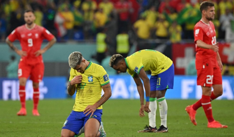 Brasil sufrió, pero ‘metió primera’ y derrotó a Suiza Casemiro espantó los sentimientos de nostalgia hacia el lesionado Neymar con una volea de derecha que rompió el arco de Suiza (1-0) este lunes en Doha, dándole a Brasil una apretada clasificación anticipada a los octavos de final del Mundial de Catar.