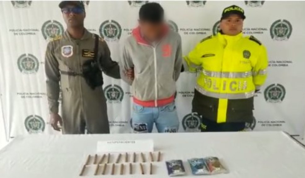 Policía capturó a 2 sujetos que vendían droga en Ciudad Bolívar La Policía Metropolitana logró la captura de 2 sujetos, miembros de la banda criminal conocida como 'Los del Berna', quienes se dedican a la venta de droga en la localidad de Ciudad Bolívar, sur de Bogotá.