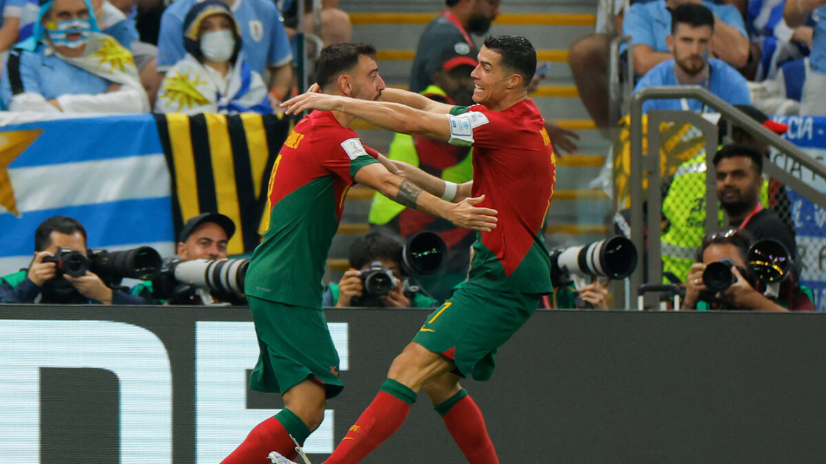Portugal vence 2-O y complica a Uruguay en Catar Un doblete de Bruno Fernandes le dio a Portugal un triunfo el lunes por 2-0 sobre Uruguay y el boleto anticipado a octavos de final del Mundial de Catar-2022, mientras que la 'Celeste' se complica el pase a los cruces.