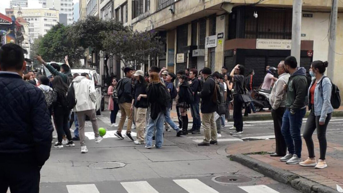 Pilas, manifestaciones en la carrera 10 afectan la movilidad Durante la mañana de este viernes, la movilidad se ha visto afectada a la altura de la carrera 10 con calle 10, debido a manifestaciones del sindicato público del Sena (Sindesena).