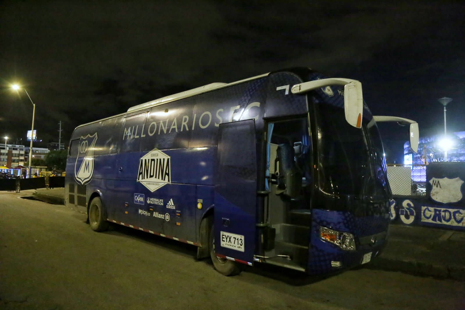 Atacan bus de Millos llegando a El Campín para el clásico Este miércoles 30 de noviembre, Millonarios se disputa un partido importante en el El Campín junto a Santa Fe, sin embargo, el bus que transporta a los jugadores del albiazul fue atacado.